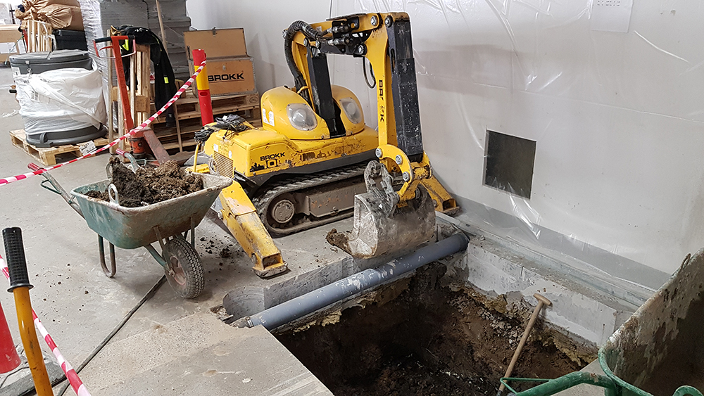 20190313_125311 Grävning av pumpgrop med demoleringsrobot på sjukhuset i Norrköping