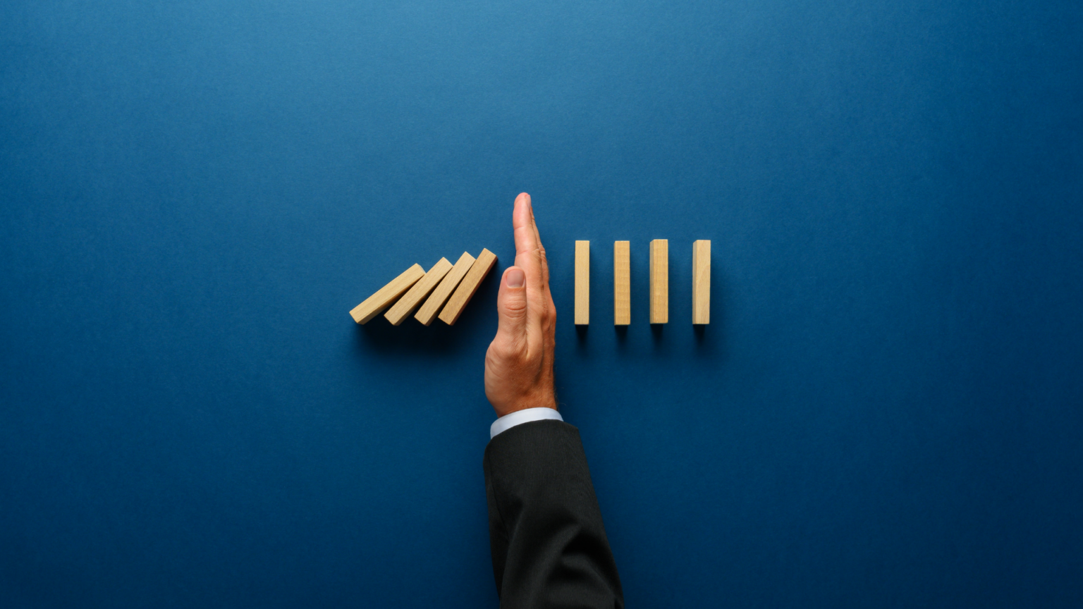 Bild på hand som medlar. Medling är en fördelaktig form av tvistlösning som parter kan välja som ett alternativ till domstolsprocesser eller skiljeförfaranden när de strävar efter en samförståndslösning.