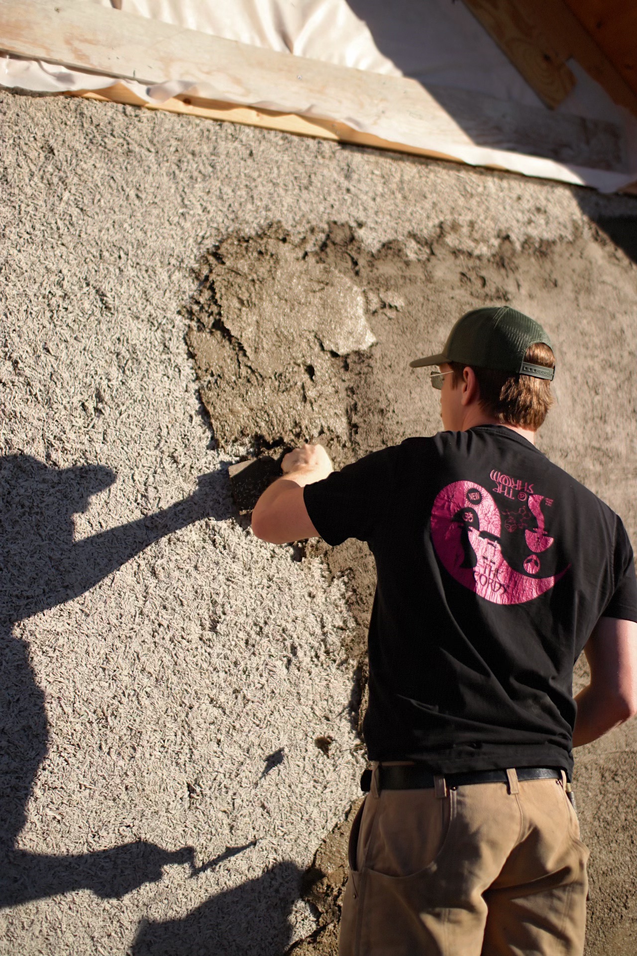 Simon lerklinar fasaden i Stymla.