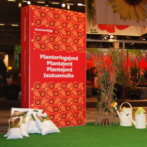 Stilfuld messe med store trykte pakker i pap