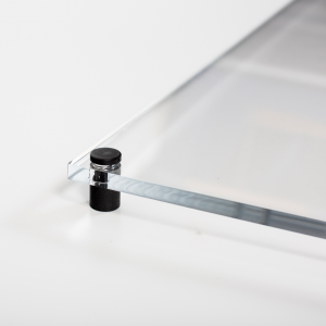 Glasskilt i plexiglas med firmalogo
