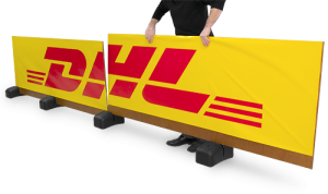 Reklameskilt med logo på fod